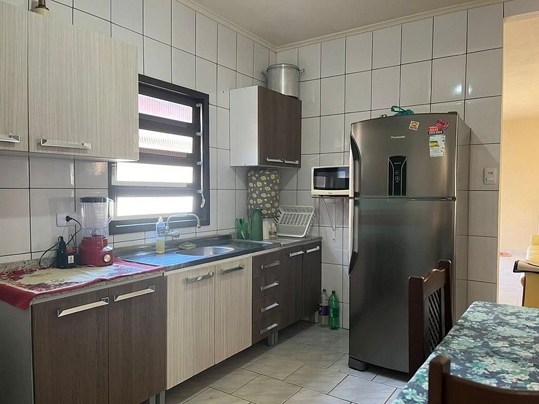 Piscina, 250m da praia, churrasqueira, 12 pessoas e garagem.