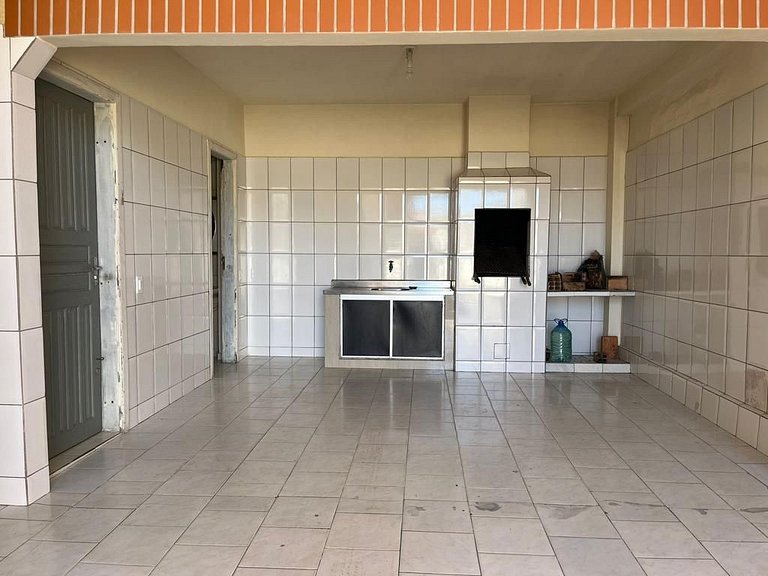 Piscina, 250m da praia, churrasqueira, 12 pessoas e garagem.