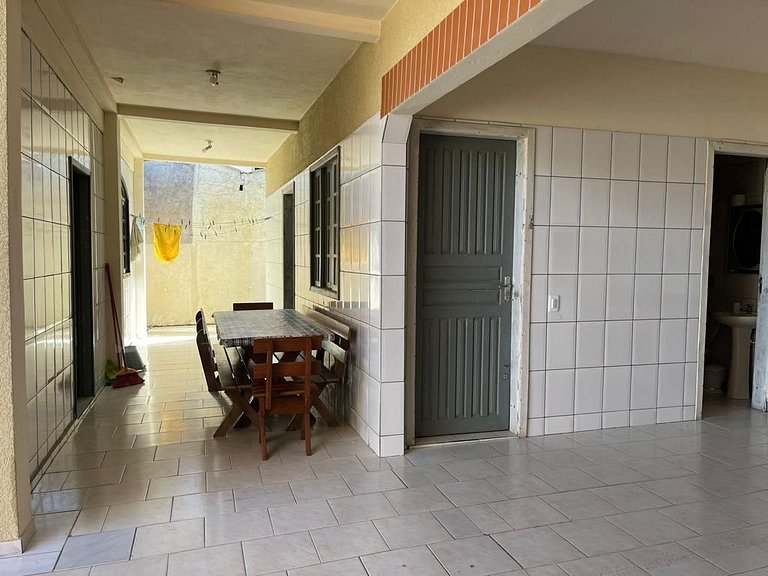 Piscina, 250m da praia, churrasqueira, 12 pessoas e garagem.