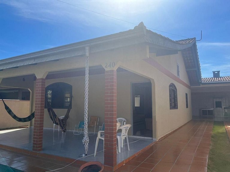 Piscina, 250m da praia, churrasqueira, 12 pessoas e garagem.