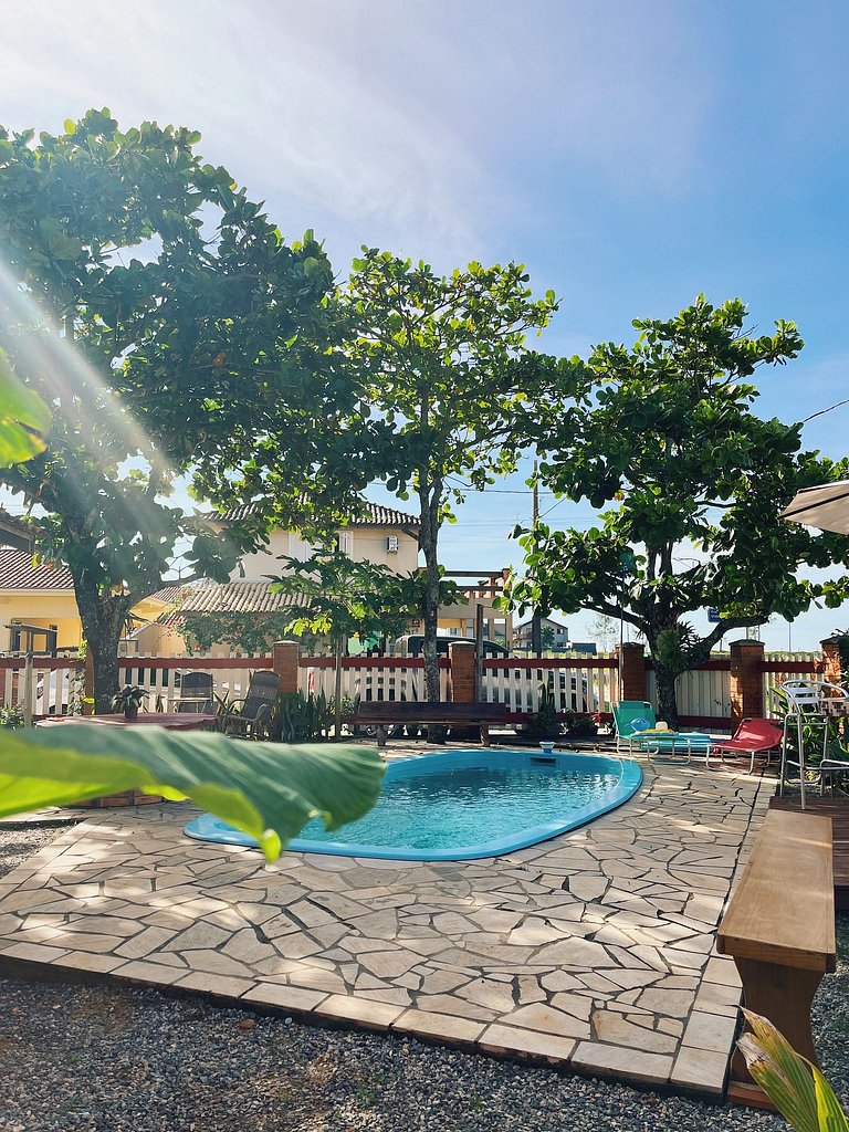 Amplia suite, con desayuno en Pousada con piscina, a 200m de